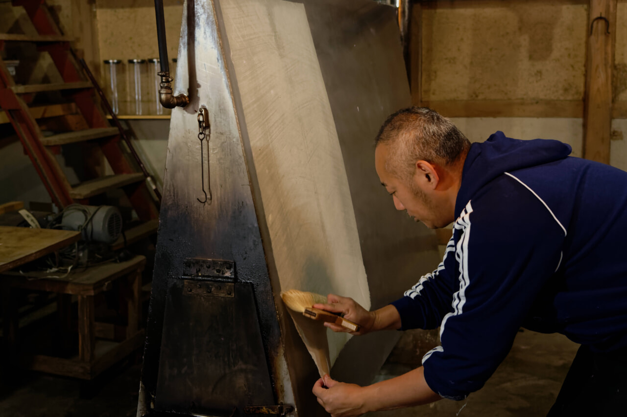 Takahuni Kawahara, the sole inheritor of Hirutani Washi paper, attracts