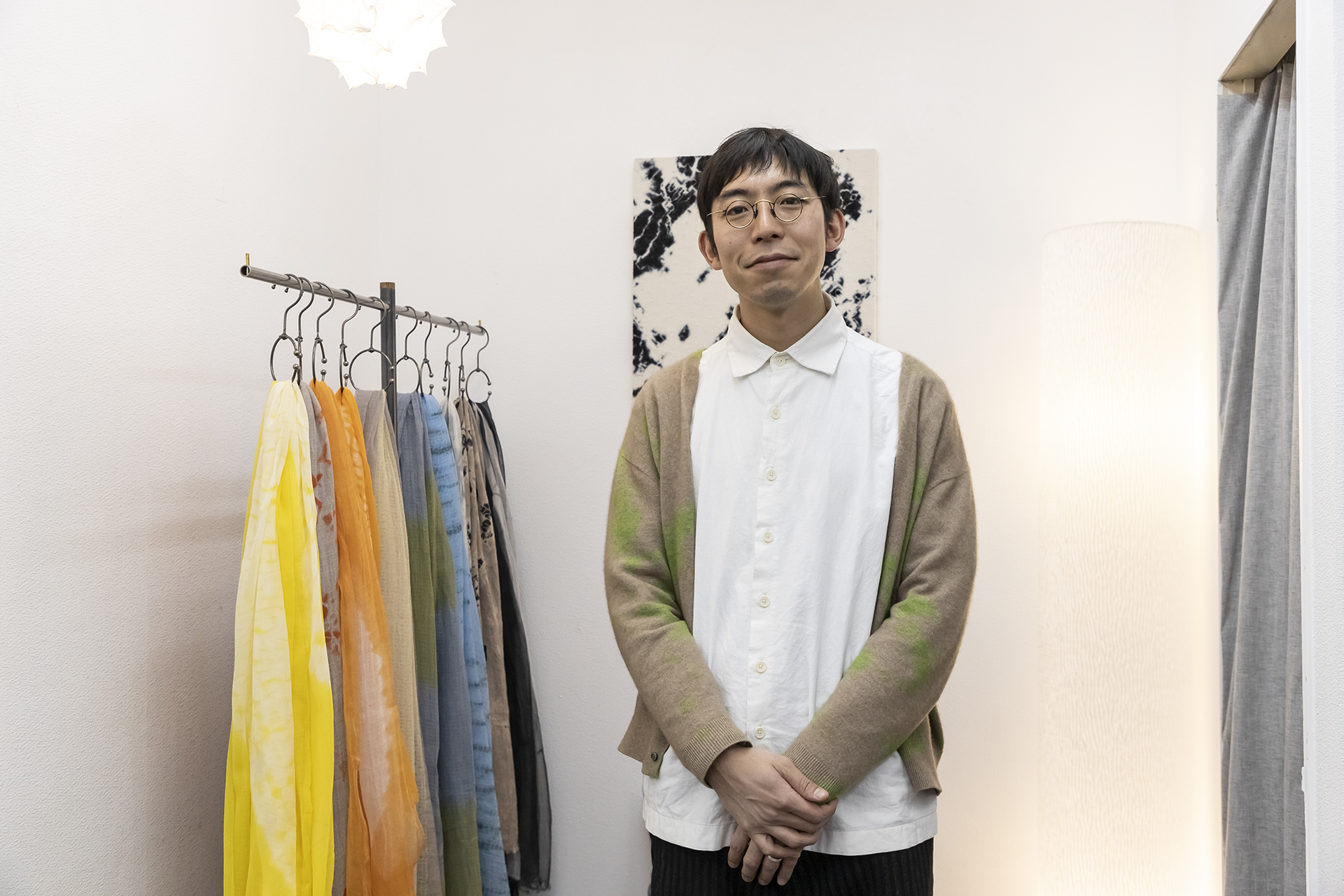 Hiroyuki Murase of “suzusan,” a brand that elevates the traditional craft of Arimatsu Narumi Shibori to a global standard.