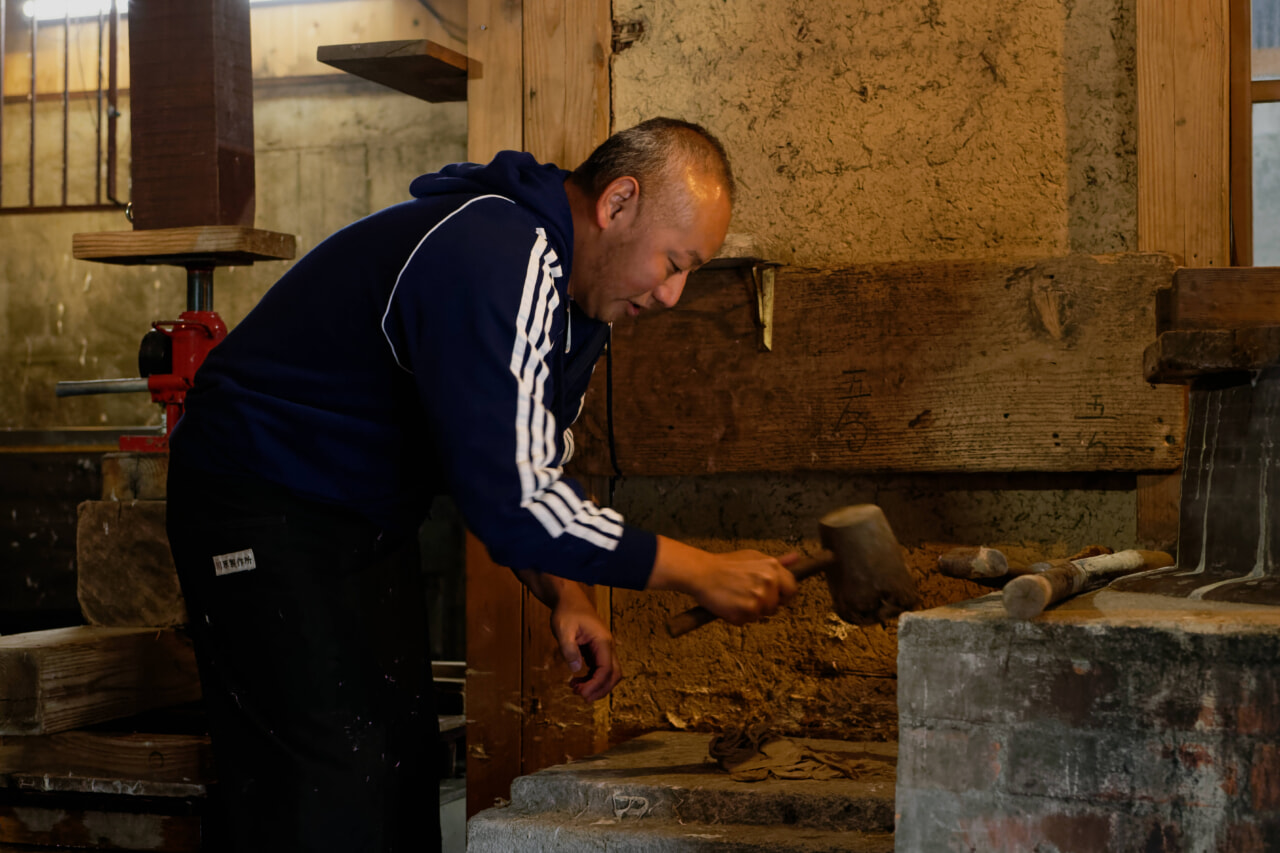 Takahuni Kawahara, the sole inheritor of Hirutani Washi paper, attracts