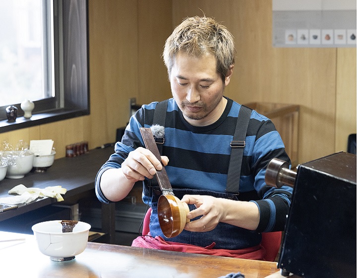 Living as an ‘artist’ in a mass-production area. Tomoaki Nakano, Echizen lacquerware painter.