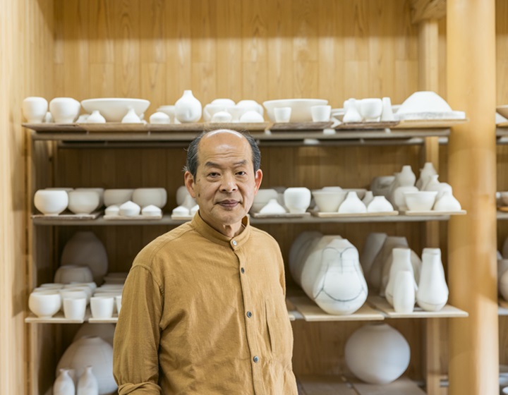 Warm white porcelain made in the image of the color of snow in the San’in region. Living National Treasure, Akihiro Maeda