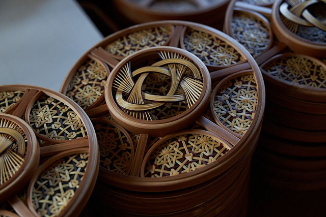 Suruga Bamboo Striped Craft: Miyabi Andon” creates works from delicate bamboo strips