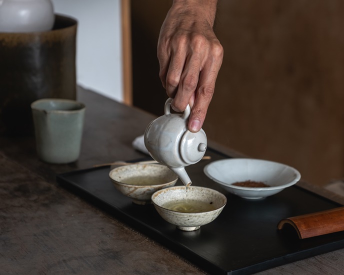 “Vessels grow according to the person who uses them.” – Ceramic artist Osamu Misugi, who continues to create unique works.