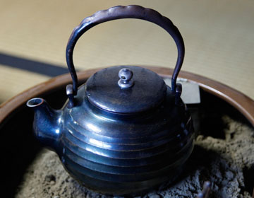 Traditional technique of hammering and shaping ”Tsuiki copperware, Gyokusendo”