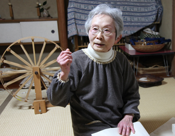 The charm of paper clothes ”Sadako Sakurai, Paper cloth artist”