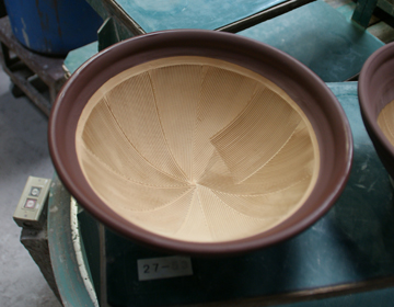 日本一のすり鉢「マルホン製陶所」