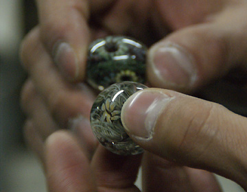 小さなトンボ玉にこめられた美しさ「ガラス工芸作家 内田敏樹」