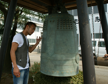 Creating ”unrivaled temple bells” ”Oigo Manufacturing”