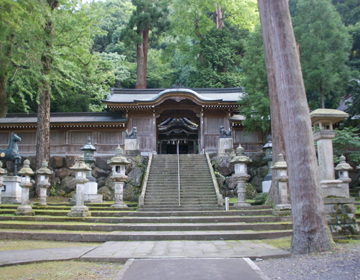 製紙の神様をお祀りする 「紙祖神 岡太神社 大瀧神社」