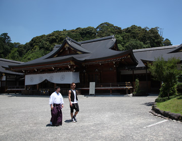 Worshipping the Gods of Sake and The Legend of the Creation of the Country  ”Miwayama Ohmiwa Shrine”
