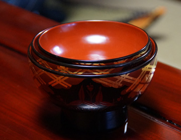 ”Strong and durable”  Lacquerware meant to be used ”Lacquer Artist, Morio Oikawa”