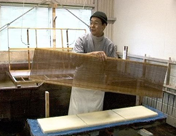 Strong “washi” paper called “Senkanshi”, which has been handed down to the present day by Kikuchi Paper Mfg.