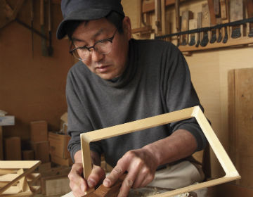 “Tsugaru nuri” and wooden base craftsman, Tsuchida Workshop