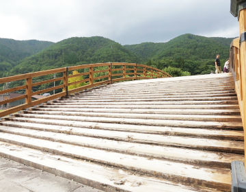 Bridge made of Kiso Hinoki aged over 300 years ”Kiso no Ohashi”