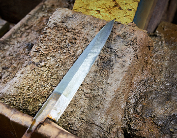 日本が生み出した“片刃式”。堺刃物の伝統を紡ぐ「森本刃物製作所」
