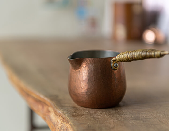 親子で紡ぐ伝統工芸の歴史、シンプルで美しい「富貴堂」の燕鎚起銅器