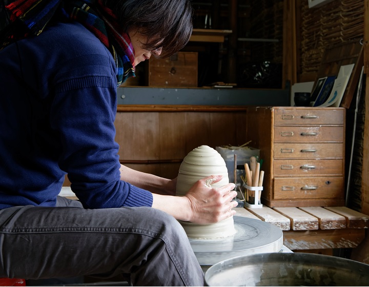 父から技を継承し、暮らしに寄り添う越中瀬戸焼の器をつくる陶芸家「釋永 陽」